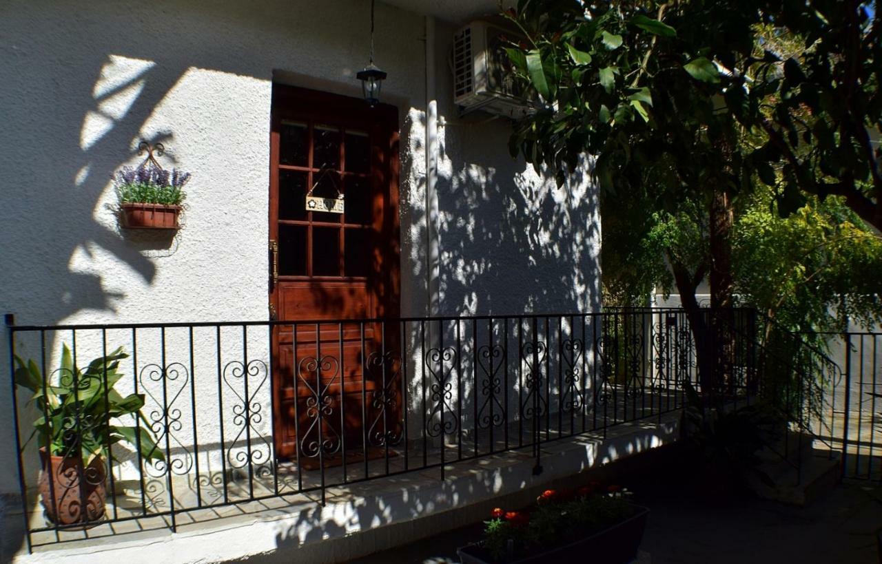 House Inside Garden Apartment Volos Exterior photo