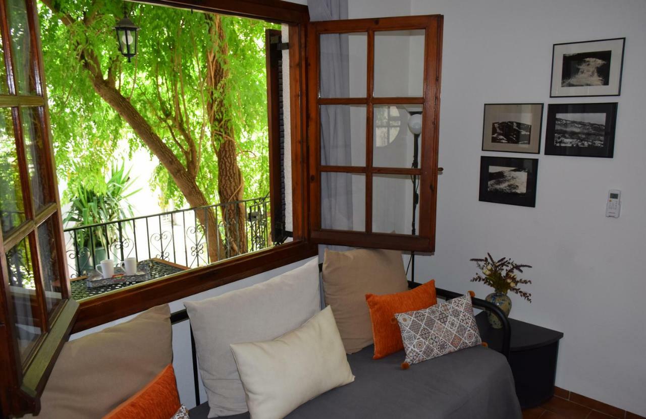 House Inside Garden Apartment Volos Exterior photo