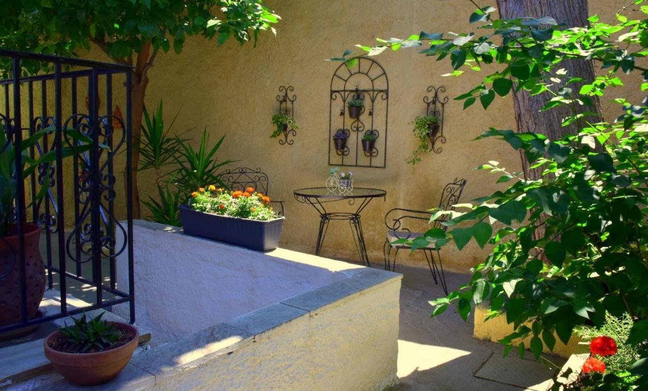 House Inside Garden Apartment Volos Exterior photo
